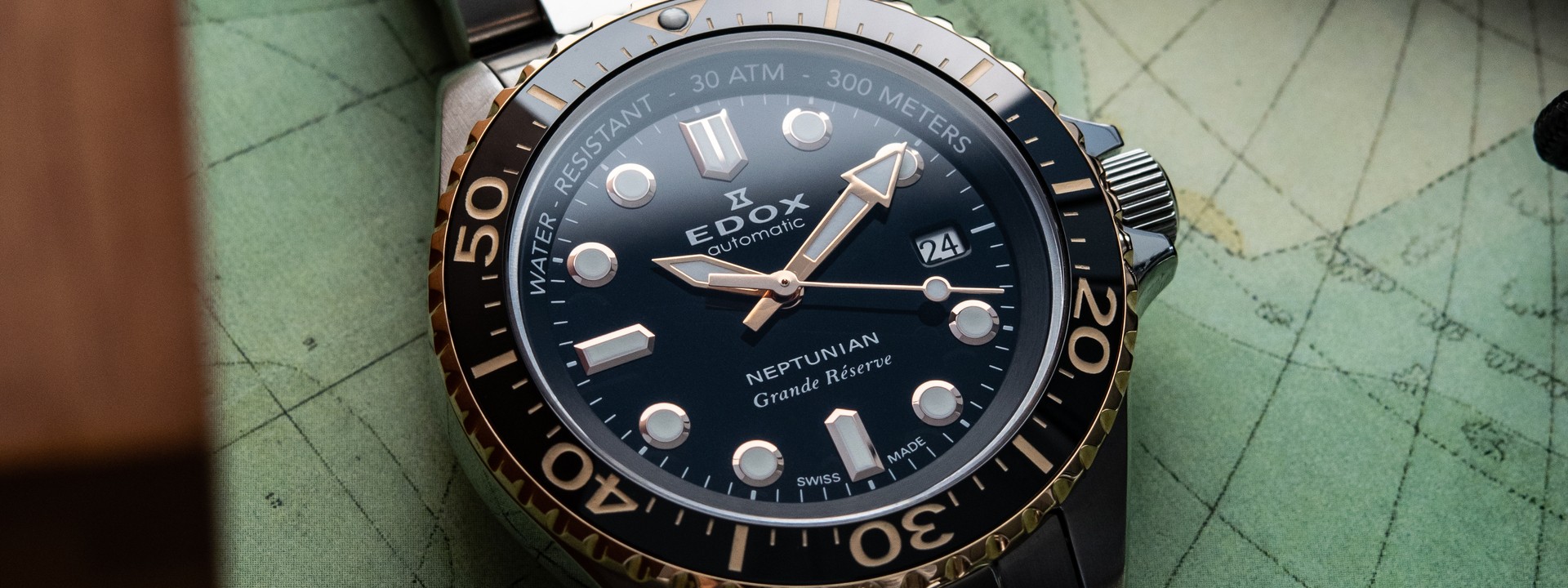 Montre plongée Edox Neptunian, cadran noir, index dorée, bracelet acier inoxydable, lunette dorée, aventure